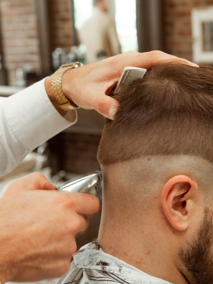 Fade-Haarschnitt mit Maschine