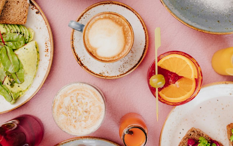 Frühstückstisch mit Kaffee und Obst