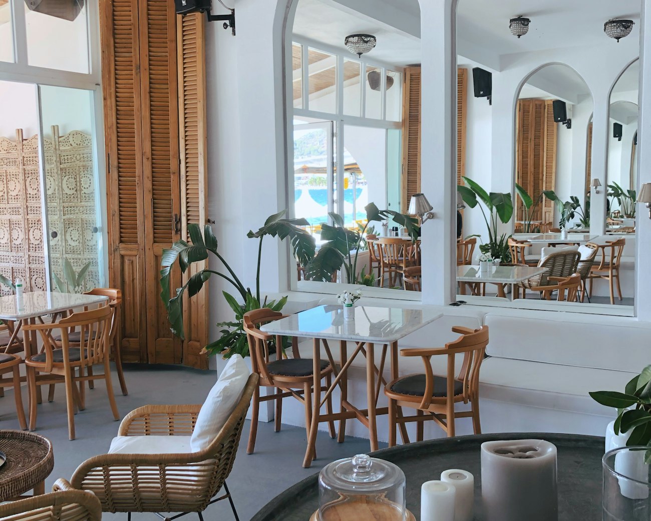 Heller Café-Innenraum mit großen Fenstern