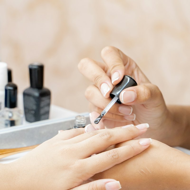 Nagellack wird aufgetragen